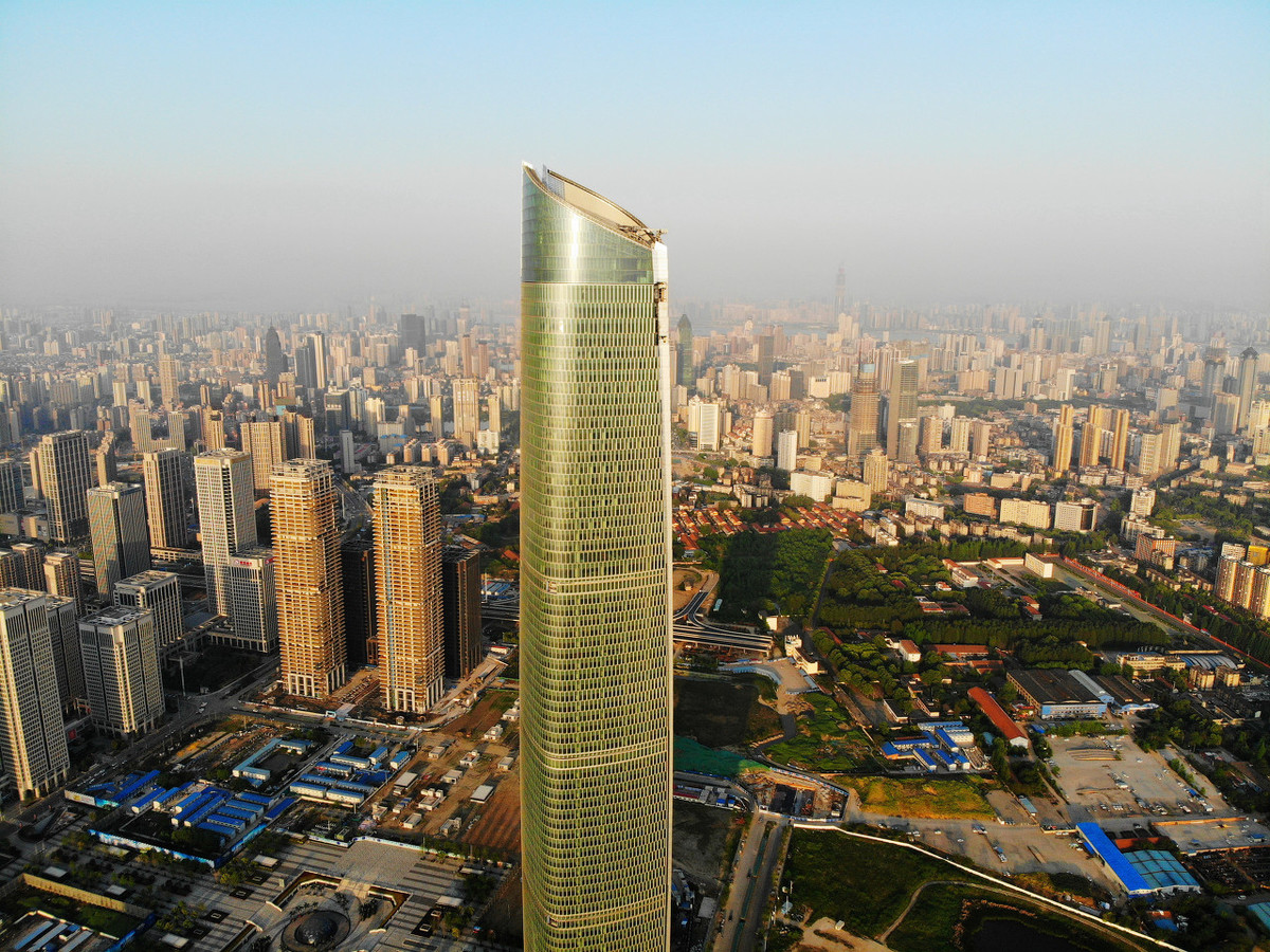 武汉在建的华中第一高楼已封顶，高度定格475米，预计2021年完工_建设